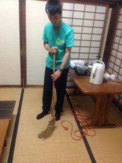 おはようございます！<br>
神社に一晩泊めていただいたので、掃除をしています。<br><br>

宮司さんに挨拶とお礼をさせていただき、お参りをしました。<br>
本当にありがたかったです。<br>
京都三大名水のお水も汲ませていただきました。<br><br>

現在京都御所で作戦会議中。（チーム口だけ脱藩組）<br><br> | 授業　時間割 | 東京校ブログ | 大学生・既卒生の就活・起業支援や人間力を鍛える志塾、ＪＶＵ・日本ベンチャー大學