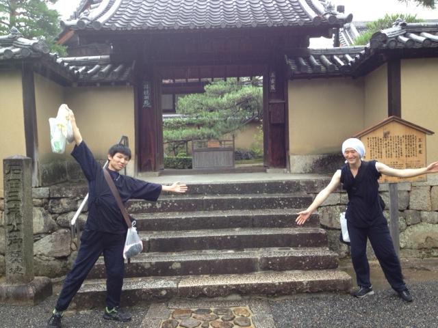 大徳寺、三玄院前にて。<br>
残念ながら、拝観謝絶でした。（チーム三本の矢）<br><br> | 授業　時間割 | 東京校ブログ | 大学生・既卒生の就活・起業支援や人間力を鍛える志塾、ＪＶＵ・日本ベンチャー大學