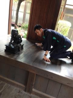 ↑五條天神社という義経と弁慶の出会いの神社に行って、<br>
神主さんのお話を聞いていたところ、ドラマが待っていました！<br><br>

武士道を知るのに行くといいと言われた神社が「霊明神社」といい、<br>
靖国神社の元になったところだと言います。<br><br>

そこの宮司さんが先ほどの高松神明神社の村上さんでした。<br>
武士道研究会の方です。<br>
先ほどはお忙しかったようで、いずれ会うだろうと言われて神社名ではなく<br>
ヒントだけいただきましたが、もう繋がりました。<br><br>

ドラマチックです！<br>
そのあと、五條天神社の神主さんである和田さんの先生のところを訪ね、<br>
もの凄いお話をたくさん聞かせていただきました。<br>
和田さんも一緒に来てくださいました。<br><br>

最後にお礼のお掃除をして、今から春山くんを迎えにいきます。（チーム口だけ脱藩組）<br><br> | 授業　時間割 | 東京校ブログ | 大学生・既卒生の就活・起業支援や人間力を鍛える志塾、ＪＶＵ・日本ベンチャー大學
