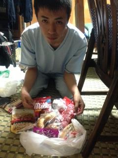 ↑宿交渉成功しました！！お世話になります！<br>
ご飯までいただいて、本当にありがたい限りです！！<br><br>

他のお寺から紹介していただいて、一度は厳しそうでしたが、<br>
そのあと「見つからなかったら、また来な」と言っていただいて、<br>
お言葉に甘えました。<br><br>

住職ともう一人の方にお世話になり、先ほどまでお話を聞かせていただきました。<br>
ご飯は近くのカフェでご馳走していただき、更に写真のようにパンと梅干し、飴などもいただきました。<br><br>

ありがたい限りです。（チーム口だけ脱藩組）<br><br> | 授業　時間割 | 東京校ブログ | 大学生・既卒生の就活・起業支援や人間力を鍛える志塾、ＪＶＵ・日本ベンチャー大學