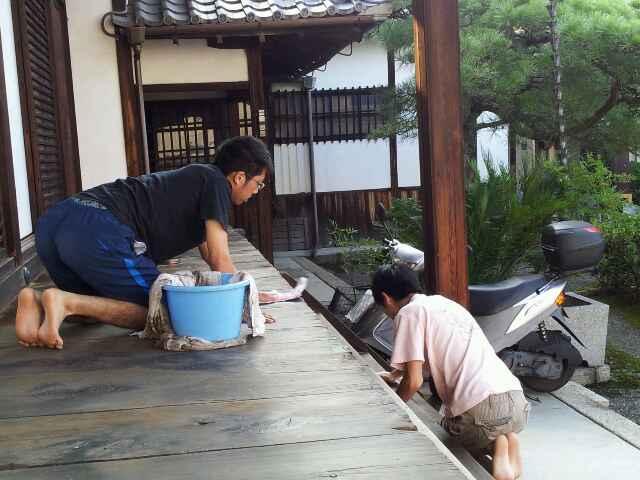 朝のお掃除をさせていただきました。<br><br>

ご本堂にご挨拶させていただき<br>
雑巾がけ。<br><br>

朝食までご用意していただき、<br>
その後出発いたします。<br><br>

今日は東福寺を目指します。（チーム三本の矢）<br><br> | 授業　時間割 | 東京校ブログ | 大学生・既卒生の就活・起業支援や人間力を鍛える志塾、ＪＶＵ・日本ベンチャー大學