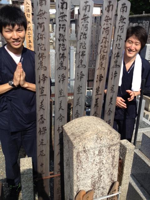 ↑浄円寺を出発する際に<br>
なんと新事実！！<br><br>

公にはあまりしていないが<br>
ここに池田屋事件の池田さんのお墓があるとのこと！<br><br>

奥さんは長生きし、子孫もいるそうですが<br>
池田屋のご主人の池田さんはここに眠っているとのことです。<br><br>

現在の池田屋の地にあるお店の人や<br>
ファンの人などがたまに勝手に調べて<br>
訪れることもあるそうです。<br>
しかも武士の格好をして。<br><br>

ご挨拶をして、<br>
失礼かとは思いながら<br>
写真を撮らせていただく（チーム三本の矢）<br><br> | 授業　時間割 | 東京校ブログ | 大学生・既卒生の就活・起業支援や人間力を鍛える志塾、ＪＶＵ・日本ベンチャー大學