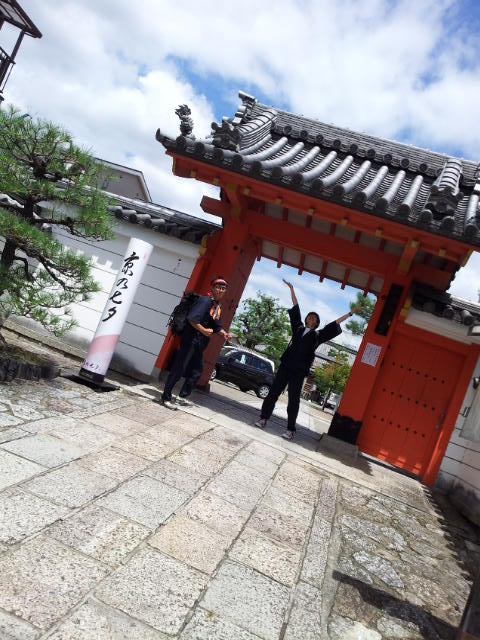 六道珍皇寺に着きました。<br>

こちらの神社は先祖の精霊をこの世に呼び戻す鐘があり、<br>
こちらで先祖を迎え入れた後、五山送り火で先祖を送り出します。（チーム我武者羅） | 大阪校の授業の様子 | 大学生・既卒生の就活・起業支援や人間力を鍛える志塾、ＪＶＵ・日本ベンチャー大學