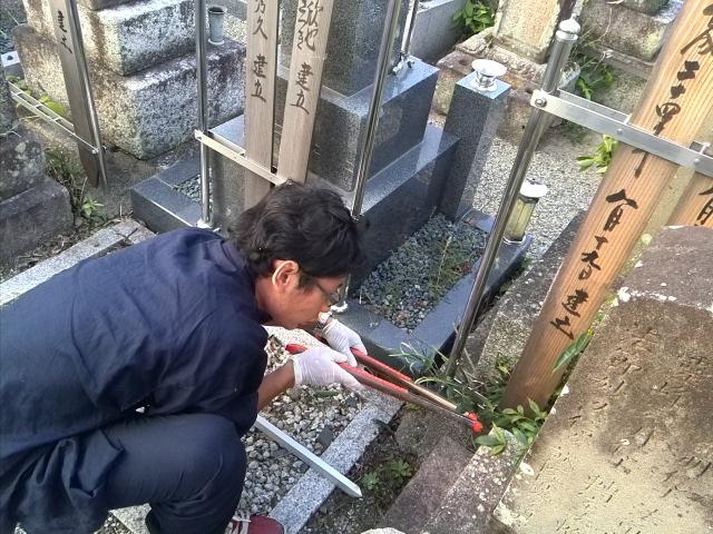 仏蛇寺にて。草むしりを行った後おいしい料理をいただき、<br>
コーヒーまでご馳走になりました。<br>
これから久しぶりにお風呂には入ります。（チーム西の歌舞伎） | 大阪校の授業の様子 | 大学生・既卒生の就活・起業支援や人間力を鍛える志塾、ＪＶＵ・日本ベンチャー大學