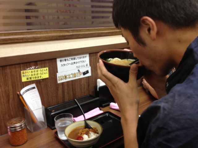 仙台駅で、一旦休憩中。<br>
そばを食べる牛島。<br>
(早速贅沢をした事で、周りから責められる)<br><br> | 授業　時間割 | 東京校ブログ | 大学生・既卒生の就活・起業支援や人間力を鍛える志塾、ＪＶＵ・日本ベンチャー大學