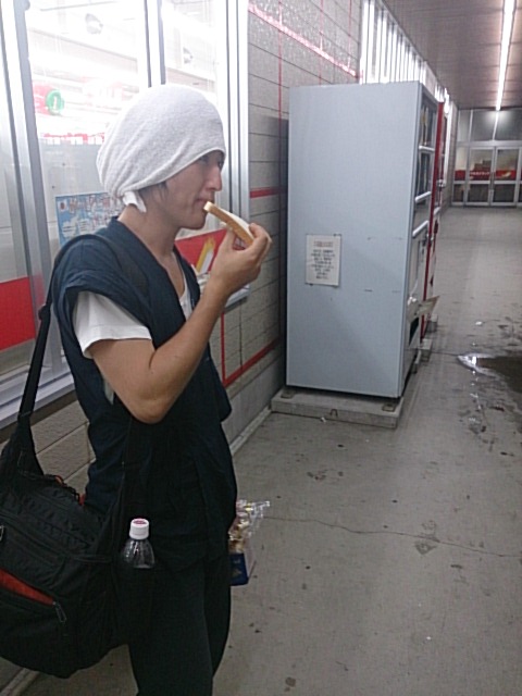 食事。半額だった食パンをさらに半分コして食べる大森くん。<br> | 授業 時間割 | 東京校ブログ | 大学生・既卒生の就活・起業支援や人間力を鍛える志塾、JVU・日本ベンチャー大學