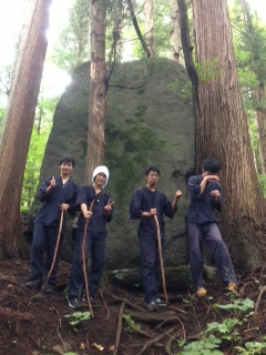 続石の前に泣石という石がありました。<br>
でかすぎます！<br> | 授業　時間割 | 東京校ブログ | 大学生・既卒生の就活・起業支援や人間力を鍛える志塾、ＪＶＵ・日本ベンチャー大學