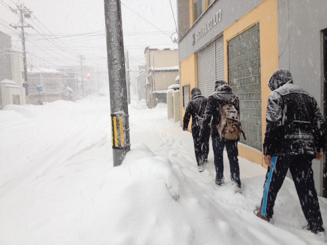 護国神社に向かう途中です。<br>
雪が吹雪いて来ました！<br>
前が真っ白の中、雪を掻き分け向かっています！<br><br> | 授業　時間割 | 東京校ブログ | 大学生・既卒生の就活・起業支援や人間力を鍛える志塾、ＪＶＵ・日本ベンチャー大學