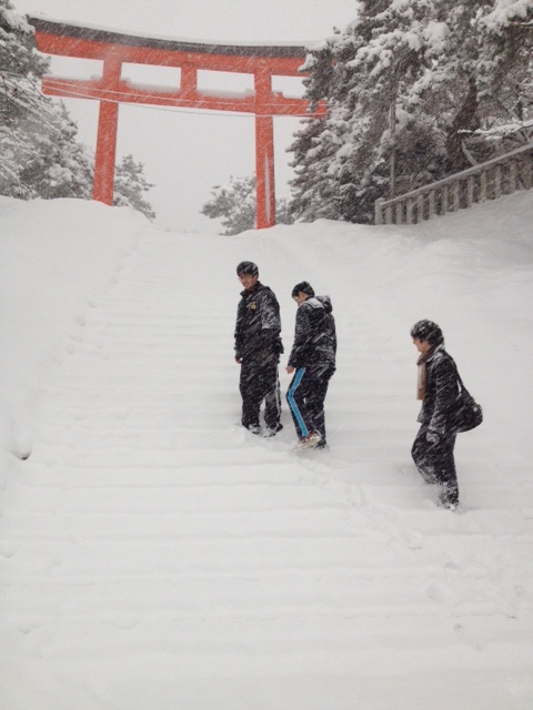 周りが見えず、近くの方にお聞きし、ようやく護国神社にたどり着きました！<br>
階段が真っ白で、山のように。<br><br> | 授業　時間割 | 東京校ブログ | 大学生・既卒生の就活・起業支援や人間力を鍛える志塾、ＪＶＵ・日本ベンチャー大學