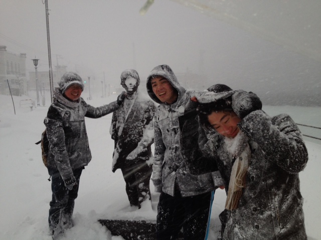 新島襄の銅像前に、命からがら到着。<br>
雪で埋れてます!<br><br> | 授業 時間割 | 東京校ブログ | 大学生・既卒生の就活・起業支援や人間力を鍛える志塾、JVU・日本ベンチャー大學
