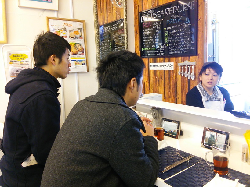 朝の気仙沼横丁で、蟹の専門店をしているお店の方のお話を聞けました。<br>
震災当時、気仙沼にいて、避難はしたものの、津波と一緒に<br>
炎上した船が目の前に迫ってきたそうです。<br><br>

直接火の被害は受けなかったものの<br>
避難した場所の周囲が燃え、<br>
救助されるのに3日かかったそうです。<br>
防潮堤を作るか否かなど、地元の方ならではのお話を聞けました。<br>
考えさせられました。<br><br> | 授業　時間割 | 東京校ブログ | 大学生・既卒生の就活・起業支援や人間力を鍛える志塾、ＪＶＵ・日本ベンチャー大學