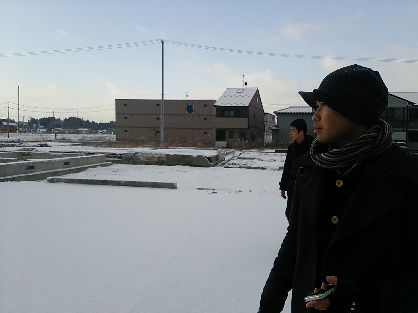 建物がまるごと流された跡がありました。<br>
全壊した建物の姿を見ると<br>
どうしてもやりきれない気持ちになりましたが<br>
この日宿泊した漫画喫茶の店主が言うには<br>
「この辺りも二階くらいまで浸水した。<br>
建物は残ったけど、全壊じゃないから補助なんかも受けられない。<br>
中途半端に残ったのもそれなりに困ったよ」と。<br>
被災した人の思いや考えは複雑だと感じました。<br><br> | 授業 時間割 | 東京校ブログ | 大学生・既卒生の就活・起業支援や人間力を鍛える志塾、JVU・日本ベンチャー大學