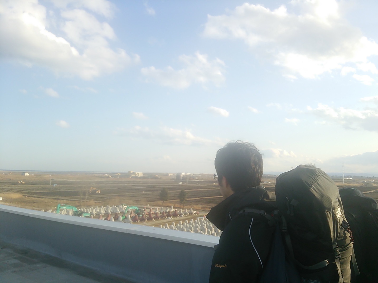 閖上での写真。<br>
屋上から外を見てみると<br>
その閑散とした光景に驚きました。<br><br>
閖上中学校から<br>
公民館と海岸を望みながら<br>
黙祷を捧げ、閖上中学校を後にしました。<br><br> | 授業 時間割 | 東京校ブログ | 大学生・既卒生の就活・起業支援や人間力を鍛える志塾、JVU・日本ベンチャー大學