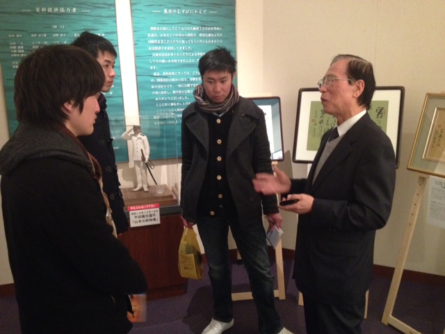 山本五十六記念館の展示を担当された、古田島先生と偶然お会いし、<br>
1時間ほど館内の解説をしていただけました!<br>
こういったところでの、偶然の出会いを大切にしていかなければと感じます。<br><br> | 授業 時間割 | 東京校ブログ | 大学生・既卒生の就活・起業支援や人間力を鍛える志塾、JVU・日本ベンチャー大學