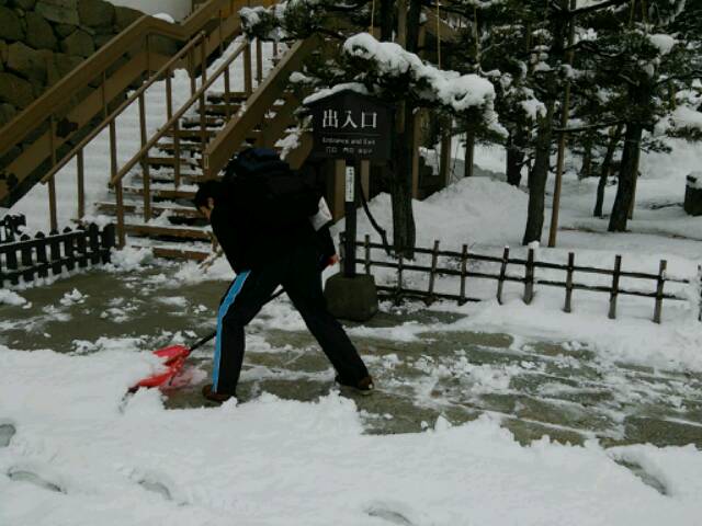 鶴ヶ城にて雪かきをしている人たちと出会う。<br>
いろいろと教えていただいたお礼に<br>
雪かきのお手伝い!<br><br> | 授業 時間割 | 東京校ブログ | 大学生・既卒生の就活・起業支援や人間力を鍛える志塾、JVU・日本ベンチャー大學