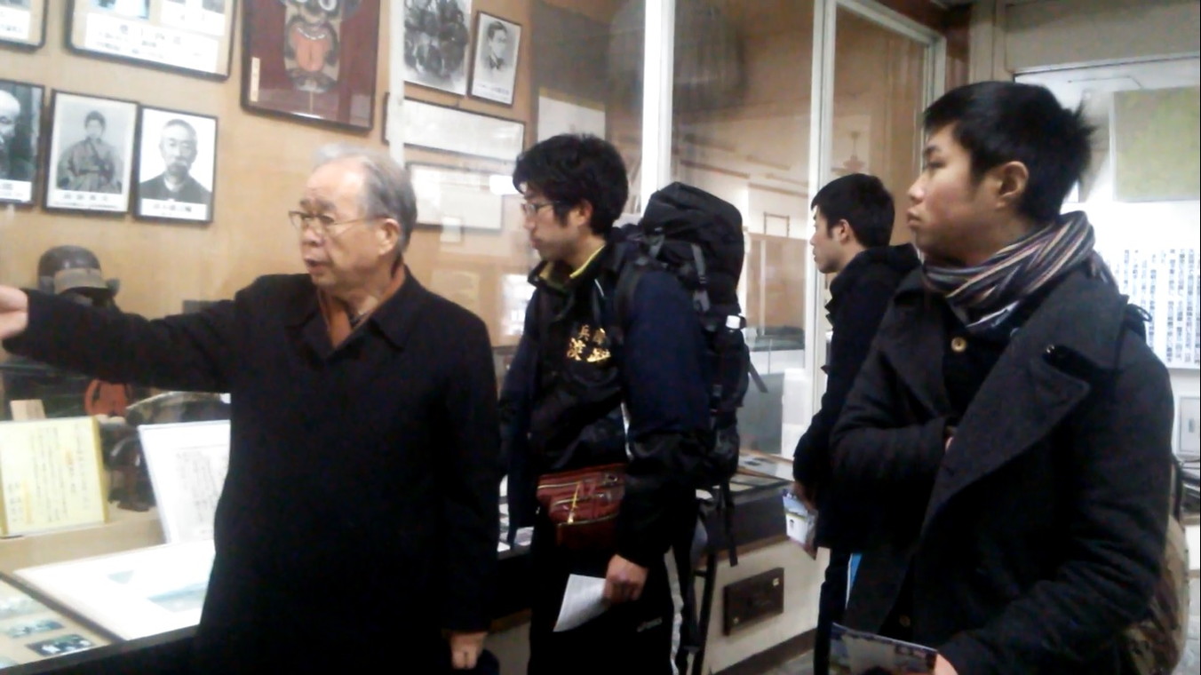 白虎隊記念館に到着。<br>
早川館長の説明を受け見学する。<br>
お忙しい中、わずかでも時間を作っていただき<br>
ありがとうございます!<br><br> | 授業 時間割 | 東京校ブログ | 大学生・既卒生の就活・起業支援や人間力を鍛える志塾、JVU・日本ベンチャー大學