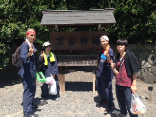 ↑京都御苑に到着!<br><br>
(ここで鈴木君が、軽度の脱水症状のため、ダウン。<br>
安静にする)<br><br>
…このままこの日は野宿に決定。<br><br> | 授業 時間割 | 東京校ブログ | 大学生・既卒生の就活・起業支援や人間力を鍛える志塾、JVU・日本ベンチャー大學