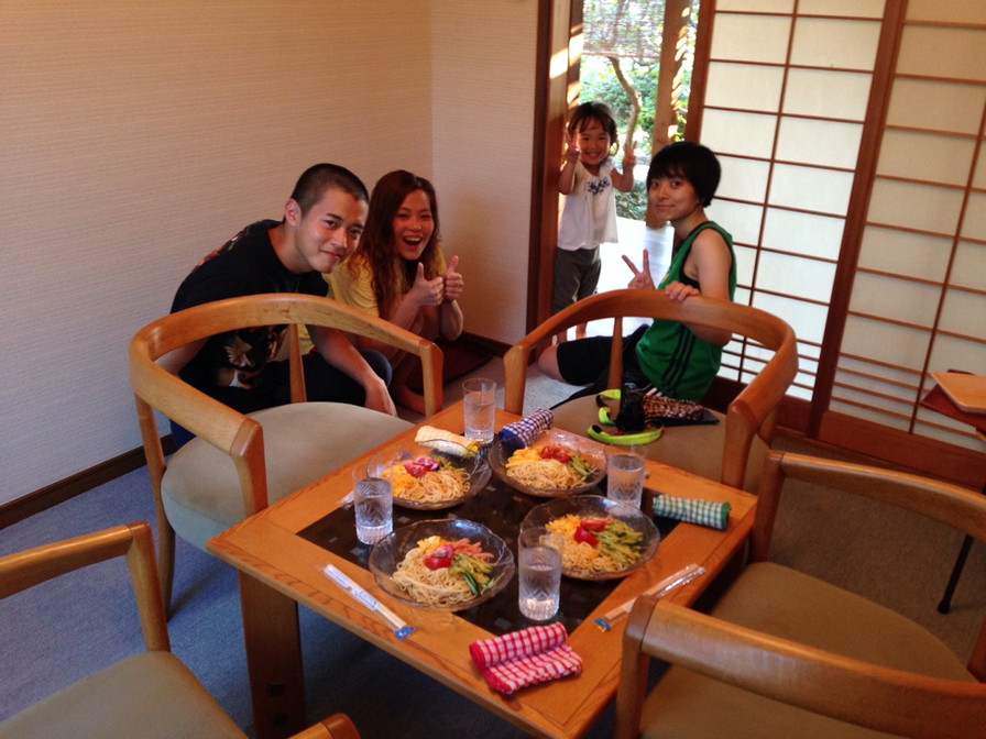 お風呂を貸して頂けただけでなく、夕食までご馳走になってしまいました…!<br>
感激です。<br>
クワガタはお子さんにプレゼントしました。<br><br> | 授業 時間割 | 東京校ブログ | 大学生・既卒生の就活・起業支援や人間力を鍛える志塾、JVU・日本ベンチャー大學