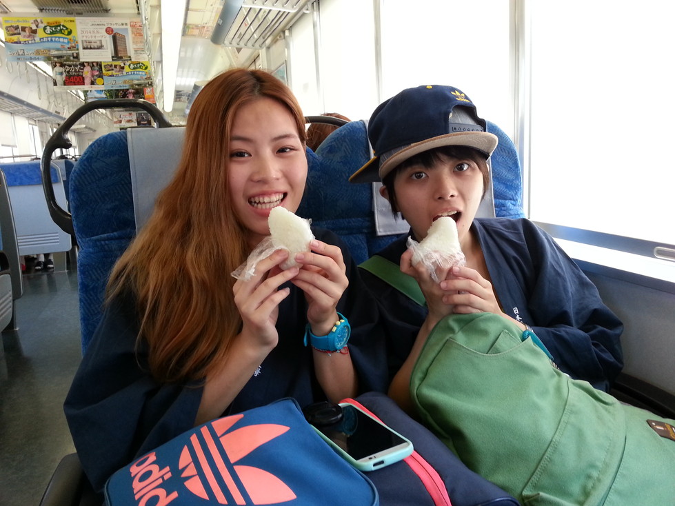↑豊橋から大垣まで、食事風景。<br>
八代先生の奥様に握って頂いたおにぎり。<br>
とても美味しいです。<br><br> | 授業 時間割 | 東京校ブログ | 大学生・既卒生の就活・起業支援や人間力を鍛える志塾、JVU・日本ベンチャー大學
