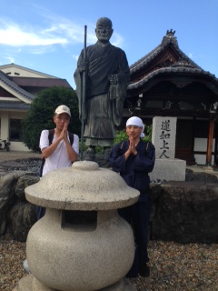 ↑山科東本願寺へ着きました。蓮如像近くにて。<br><br>

本日も野宿です。<br><br>
 | 授業　時間割 | 東京校ブログ | 大学生・既卒生の就活・起業支援や人間力を鍛える志塾、ＪＶＵ・日本ベンチャー大學