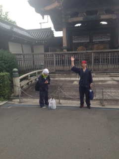 ↑東本願寺に着きました。<br><br> | 授業　時間割 | 東京校ブログ | 大学生・既卒生の就活・起業支援や人間力を鍛える志塾、ＪＶＵ・日本ベンチャー大學