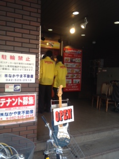 ↑1班の様子、<br>
須藤くん、鈴木くんチーム頑張っております。<br>
サンプル配布も順調!<br><br> | 授業 時間割 | 東京校ブログ | 大学生・既卒生の就活・起業支援や人間力を鍛える志塾、JVU・日本ベンチャー大學