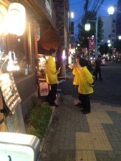 ↑2班、嘉形くん、チョウさん、センさんの様子です。<br>
1件1件がとても長く、深いところまで話が<br>
できています。<br>
サンプル配布数も16本と凄いペースです。<br>
何より、皆楽しんでおります!<br><br> | 授業 時間割 | 東京校ブログ | 大学生・既卒生の就活・起業支援や人間力を鍛える志塾、JVU・日本ベンチャー大學