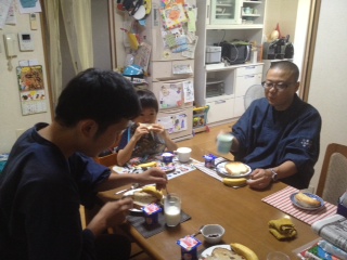 ↑朝、お寺を清掃。<br>
朝食も頂けることになりました。<br>
住職さんと一緒に食事を。<br>
また道中の食事に、お茶、おかきを頂き、<br>
出発前にシャワーを貸して頂きました。<br>
本当に有り難いことだと感じました。<br>
これから神社を巡りながら、西を目指していきます。<br><br> | 授業 時間割 | 東京校ブログ | 大学生・既卒生の就活・起業支援や人間力を鍛える志塾、JVU・日本ベンチャー大學
