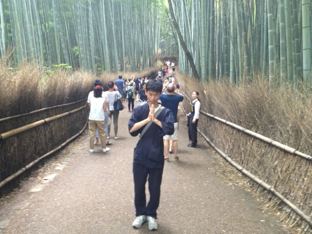 ↑嵯峨嵐山の竹林の小径を訪問。竹林が美しく輝いていました。<br>
竹林の物珍しさから、外国人の観光客が<br>
興味深々に撮影をされていました。<br><br>
| 授業 時間割 | 東京校ブログ | 大学生・既卒生の就活・起業支援や人間力を鍛える志塾、JVU・日本ベンチャー大學