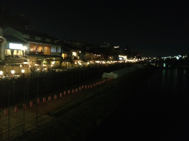 ↑鴨川沿いの夜景です。<br>
他の観光客の方達も写真に収めているほど、綺麗な場所でした。<br><br> | 授業 時間割 | 東京校ブログ | 大学生・既卒生の就活・起業支援や人間力を鍛える志塾、JVU・日本ベンチャー大學